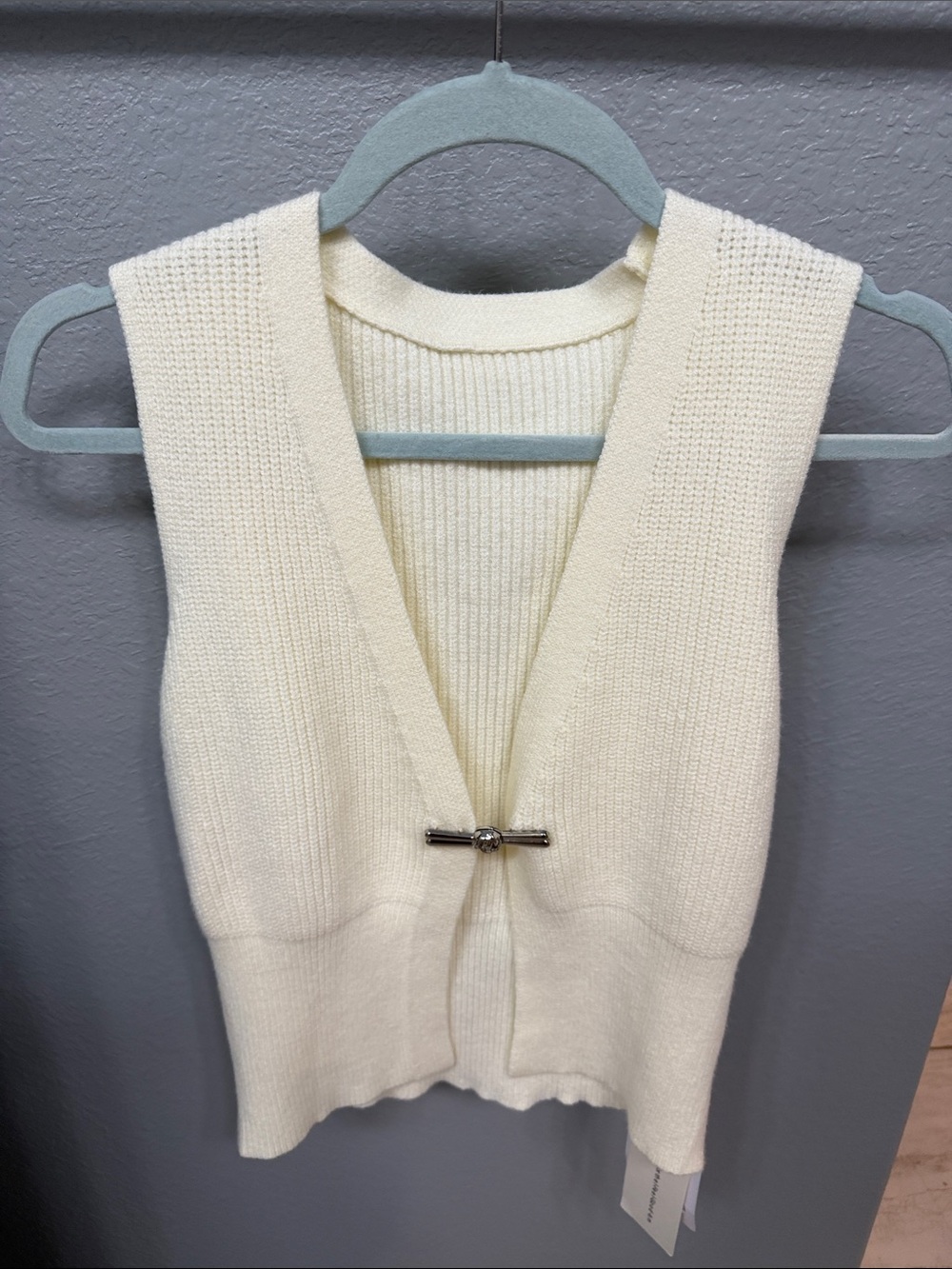 Commense Cream V-Neck Knit Sweater Vest with Magnetic Front Clasp